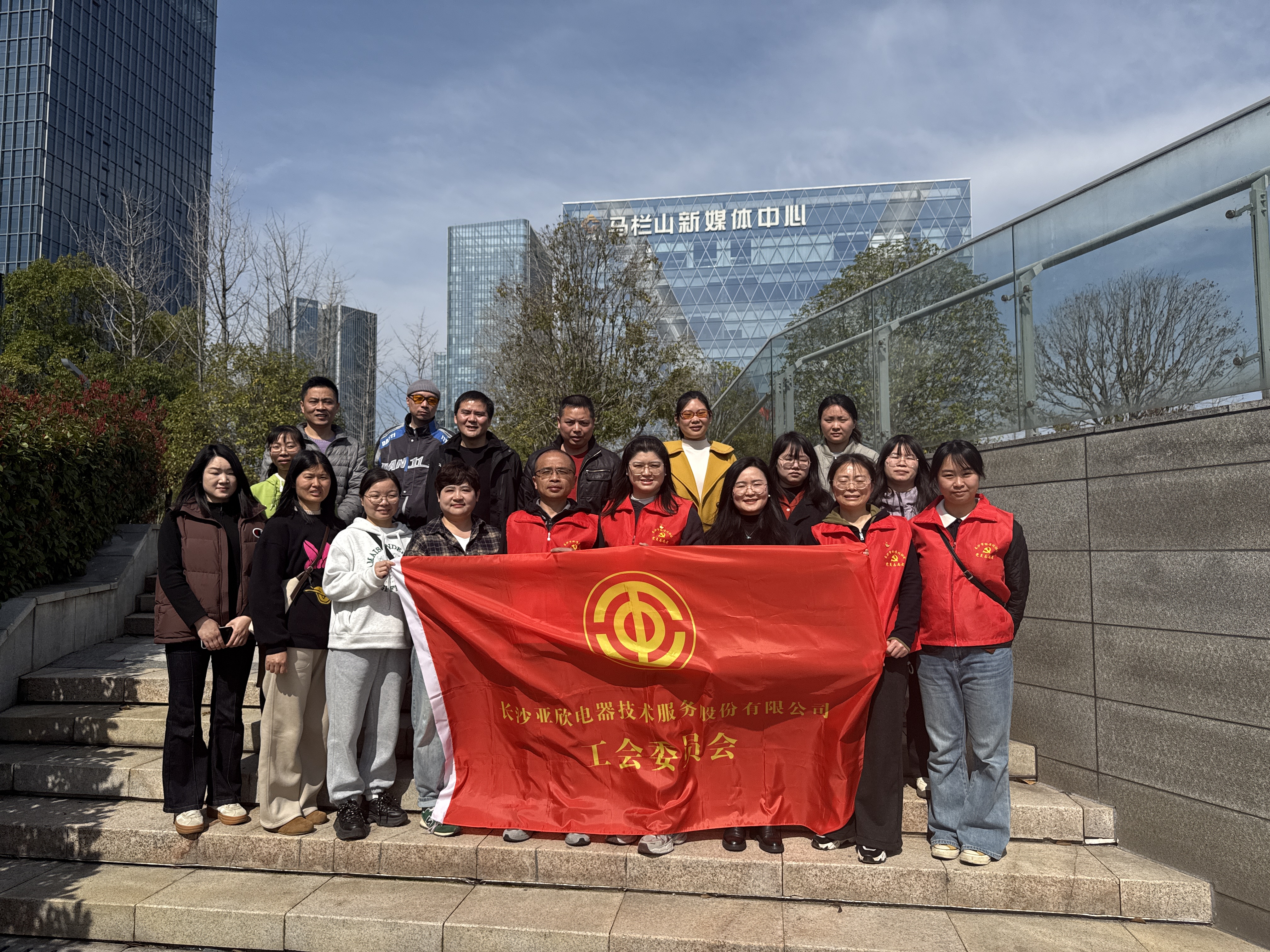 传承雷锋薪火助力绿色环卫——长沙MG视讯电器积极参加学雷锋公益活动